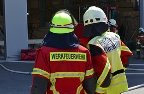 Freiwillige Feuerwehr Stockach: FW Stockach: Brand einer Absauganlage in einem holzverarbeitenden Betrieb
