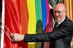 Ministerium für Inneres, Bau und Digitalisierung Mecklenburg-Vorpommern: IM-MV: Ab morgen Regenbogenflagge vor allen Schweriner Regierungsgebäuden