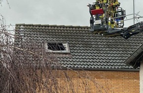 Freiwillige Feuerwehr Wachtberg: FW Wachtberg: Dachstuhlbrand in Wachtberg-Arzdorf