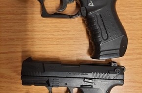Bundespolizeiinspektion Flensburg: BPOL-FL: FL - Frau mit zwei Softairwaffen in Handtasche kontrolliert