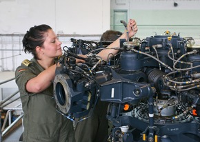 Deutsche Marine - Pressemeldung (Feature): Ohne sie fliegt nichts - eine Brandenburger Flugtechnikerin bei den Marinefliegern