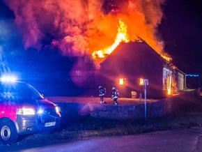 FW Lüchow-Dannenberg: +++ Nächtlicher Großeinsatz in Lüchow-Dannenberg +++ Feuer zerstört landwirtschaftliches Gebäude +++ Feuerwehr verhindert Ausbreitung +++ Person verletzt +++