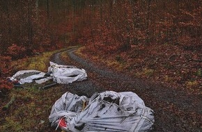 Polizeipräsidium Mittelhessen - Pressestelle Lahn - Dill: POL-LDK: Illegaler Müll im Blasbacher Wald entsorgt