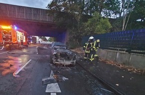 Polizei Mettmann: POL-ME: Mercedes gerät durch technischen Defekt in Brand - Langenfeld - 2209039