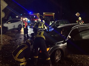 FW-AUR: Zusammenprall zweier PKW / Feuerwehr transportiert Schulkinder