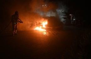 Polizeiinspektion Stade: POL-STD: Unbekannte setzten Auto in B&uuml;tzfleth in Brand - Polizei sucht Zeugen