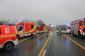 Freiwillige Feuerwehr Bad Salzuflen: FF Bad Salzuflen: Vier Verletzte nach schwerem Unfall auf der Autobahn 2 in Höhe Herford/Bad Salzuflen / Feuerwehr und Rettungsdienst ist mit 70 Einsatzkräften über mehrere Stunden im Einsatz