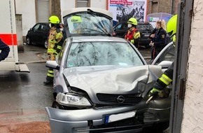 Polizeidirektion Worms: POL-PDWO: Worms - Auto prallt gegen Mauer - Fahrerin verletzt