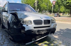 Polizei Bielefeld: POL-BI: SUV prallt beim Ausweichen gegen Ampelmast