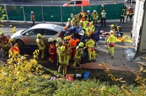 Feuerwehr Mettmann: FW Mettmann: Schwerer Verkehrsunfall mit einem Toten und einem
Schwerverletzten