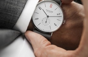 NOMOS Glash&uuml;tte: Der Krieg in der Ukraine versch&auml;rft Hunger und Not weltweit / Das Hilfsmodell einer Uhrenmanufaktur will jetzt mit roter Zw&ouml;lf die Hilfe zum Thema machen, ansteckend wirken