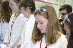 Procter & Gamble Germany GmbH & Co Operations oHG: Girls' Day 2017: 150 Mädchen informieren sich bei P&G über berufliche Perspektiven in technischen und naturwissenschaftlichen Berufen