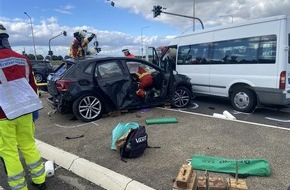 Feuerwehr Düren: FW Düren: +++ Schwerer Verkehrsunfall mit 4 Verletzten auf der Kölner Landstraße ++*