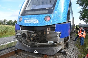 POL-STD: 61-jähriger Traktorfahrer bei Unfall mit Zug schwer verletzt - Bahnstrecke Buxtehude- Bremervörde voll gesperrt