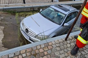 Polizeiinspektion Anklam: POL-ANK: Auto kullert samt Anhänger mit Boot ins Wasser