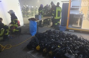 Kreisfeuerwehrverband Calw e.V.: KFV-CW: Wohnhaus in Flammen - Feuerwehr mit Großaufgebot vor Ort