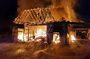 Feuerwehr Essen: FW-E: Scheune brennt in Essen Kettwig in voller Ausdehnung - Feuerwehr verhindert Übergreifen auf Haupthaus