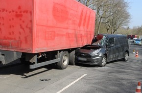 Polizei Bochum: POL-BO: Alleinunfall in Bochum: Autofahrer kollidiert mit Lkw-Anhänger