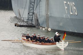 Deutsche Marine - Bilder der Woche: Der &quot;Alte&quot; lässt sich abpullen
