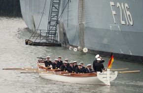 Presse- und Informationszentrum Marine: Deutsche Marine - Bilder der Woche: Der "Alte" lässt sich abpullen
