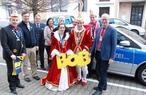 Polizeipräsidium Trier: POL-PPTR: Prinzenpaar besucht Polizeipräsidium - "Verkehrspräventionsaktion BOB verdient einen Orden"