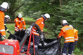 FW-ROW: Großbrand im Beverner Wald: Einsatzkräfte im Kampf gegen die Flammen