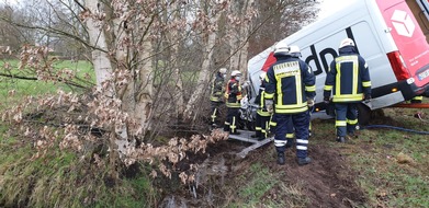 Feuerwehr Landkreis Leer: FW-LK Leer: 18-jähriger Paketwagenfahrer bei Unfall auf der B70 schwer verletzt