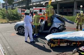 Polizeipräsidium Mannheim: POL-MA: Mannheim-Neckarstadt: Verkehrsunfall zwischen Pkw und Straßenbahn; Zwei Verletzte; Gesamtschaden 13.000 Euro