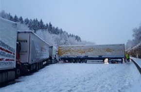 Verkehrsdirektion Koblenz: POL-VDKO: Fotos zu Meldung vom 18.12.17, 11:12 Uhr
VU auf der A 3 mit mehreren Lkw