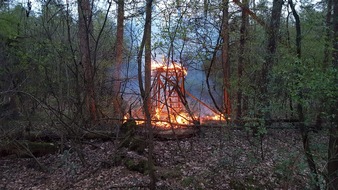 Feuerwehr Schermbeck: FW-Schermbeck: Ein Hochsitz brannte am Samstagabend in voller Ausdehnung