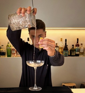 Barkeeper aus Kalabrien präsentieren Cocktails zum Sommeranfang