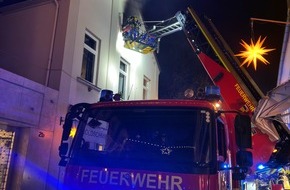 Feuerwehr Detmold: FW-DT: Dichter Rauch dringt aus Fenster - Zwei Personen gerettet