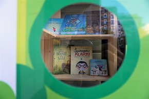 Geschichten für Kinder im Kiez: Kinder-Bücherbox am FRÖBEL-Kindergarten MOMENTO eröffnet