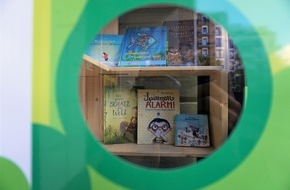 FRÖBEL-Gruppe: Geschichten für Kinder im Kiez: Kinder-Bücherbox am FRÖBEL-Kindergarten MOMENTO eröffnet