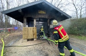Freiwillige Feuerwehr Königswinter: FW Königswinter: Brand einer Schutzhütte in Oberdollendorfer Weinbergen
