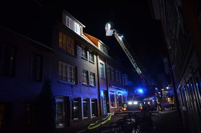 POL-STD: Großalarm für Dachstuhlbrand in der historischen Stader Innenstadt - Feuer zum Glück schnell gelöscht - keine Personen verletzt - Schaden ca. 200.000 Euro