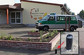 Polizeiinspektion Hameln-Pyrmont/Holzminden: POL-HM: Fahnenmast entwendet