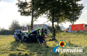 Feuerwehr Mönchengladbach: FW-MG: Alleinunfall eines PKW mit drei Insassen