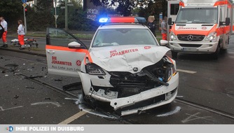 Polizei Duisburg: POL-DU: Hochfeld: Einsatzfahrzeug kollidiert mit Kleinwagen