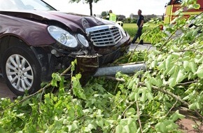 Kreispolizeibehörde Herford: POL-HF: Mercedes kracht gegen Straßenlaterne Insassen leicht verletzt