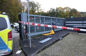 Polizei Rheinisch-Bergischer Kreis: POL-RBK: Overath - Unbekannte verwüsten städtisches Gebäude bei Einbruch und entwenden ein Fahrzeug und mehrere Arbeitsgeräte