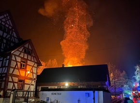 KFV Bodenseekreis: Großbrand in Neufrach - Feuerwehr verhindert Übergreifen auf Wohnhaus