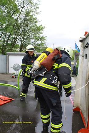 FW-PL: Plettenberger Feuerwehr nahm am Kreisleistungsnachweis teil. Ehrungen für besondere Teilnahme der Brandschützer