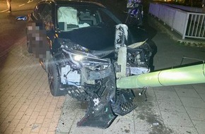 Polizei Duisburg: POL-DU: Altstadt: Auto kommt von Fahrbahn ab - Ein Verletzter