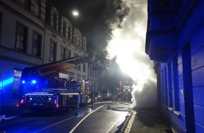 Feuerwehr Bremerhaven: FW Bremerhaven: Feuer in einem Mehrfamilienhaus (FOTO)