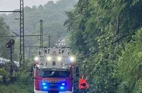 Feuerwehr Wetter (Ruhr): FW-EN: B&auml;ume blockieren Fahrbahn - Feuerwehr Wetter (Ruhr) am Morgen im Einsatz