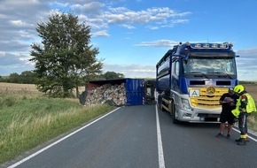 Landespolizeiinspektion Jena: LPI-J: Lkw-Anh&auml;nger rutscht in Stra&szlig;engraben - B 7 f&uuml;r mehrere Stunden voll gesperrt