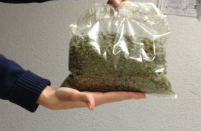 Polizei Düsseldorf: POL-D: 135 Gramm Marihuana in der Einkaufstüte - Einsatztrupp PrioS überprüft 22-Jährigen in Eller - Festnahme - Foto hängt als Datei an
