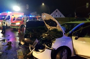 Freiwillige Feuerwehr Menden: FW Menden: Unfall im Kreuzungsbereich - Vier verletzte Personen