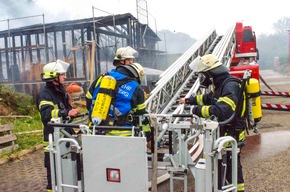 FW-CW: Rohbau einer Zimmerei völlig niedergebrannt.